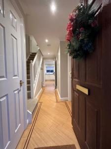 Spacious 4 Bed Home near Elizabeth Line, perfect for Contractors, Families & Groups