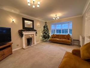 Spacious 4 Bed Home near Elizabeth Line, perfect for Contractors, Families & Groups