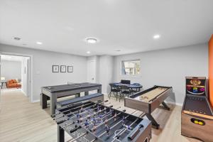 7BR 5BA w Pool Hot Tub Sport Court & Game Room