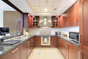 Luxury 1BR, Long Stays & Walk to Burj Khalifa, High Speed Internet