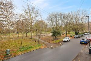 Spacious Retreat 5 Beds Sleeps 8 Free Parking