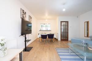 Spacious 3-Bed House in BS16 with Driveway Parking