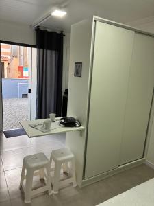 Kitnet container 30 metros da praia 6 km Beto carrero