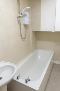 3-Bed Home, Free Parking, Smart TV,Family & Business Ready