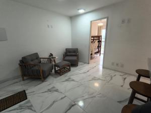 Escolha entre Cobertura com piscina interna 190m2 e o outro Apto Tipo tendo 95m2 Praia Bertioga