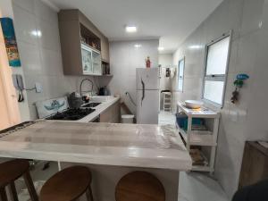 Escolha entre Cobertura com piscina interna 190m2 e o outro Apto Tipo tendo 95m2 Praia Bertioga