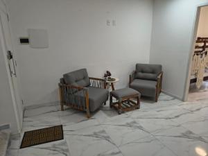 Escolha entre Cobertura com piscina interna 190m2 e o outro Apto Tipo tendo 95m2 Praia Bertioga