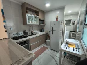 Escolha entre Cobertura com piscina interna 190m2 e o outro Apto Tipo tendo 95m2 Praia Bertioga