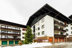 Alpine Escape with Maiskogel View