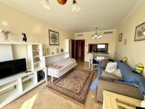 Уютная и светлая квартира с паркингом и бассейном в Лос Гигантес