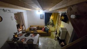 Domki na zielonej łące