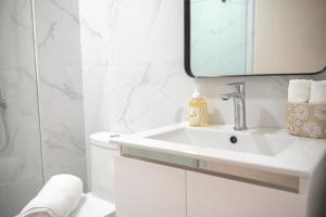 Modern & Cozy Luxury Suite with Amazing Views of STI