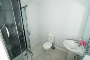 Spacious 5 Bedroom Farmhouse with Parking