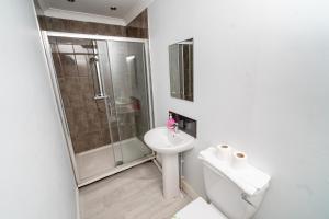 Spacious 5 Bedroom Farmhouse with Parking