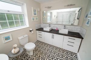 Spacious 5 Bedroom Farmhouse with Parking