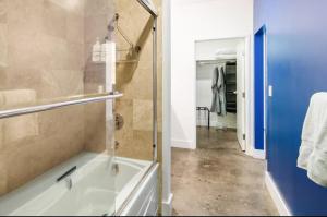 Historic Gaslamp Loft with Peloton Bike and Roof Deck