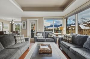 Sunset Ridge - Luxurious Corner Condo - Spectacular Mt Views with open Pool!