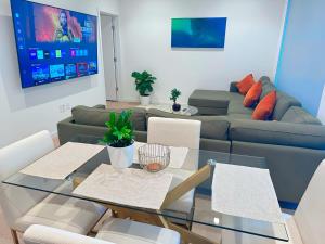 Luxury 2BD 2BA with Roof Top Pool, Hot Tub & Gym