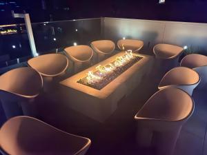 Luxury 2BD 2BA with Roof Top Pool, Hot Tub & Gym