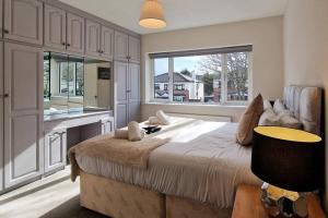 2 minute walk to LUAS (tram)