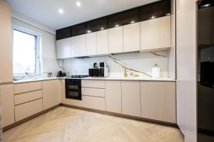 Rooftop Palette Retreat - Luxury 2BR with Patio