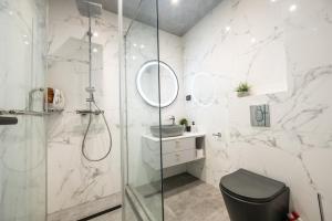 Rooftop Palette Retreat - Luxury 2BR with Patio