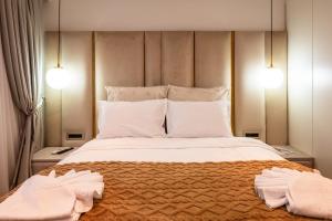 Rooftop Palette Retreat - Luxury 2BR with Patio