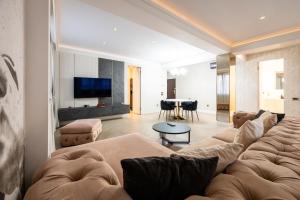 Rooftop Palette Retreat - Luxury 2BR with Patio