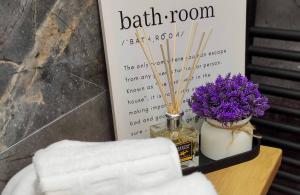 Julia Apartments Decebal - new, central, train station, park, self check-in