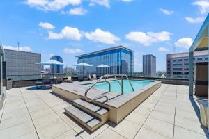 Chic Downtown Stay Walk to Beach