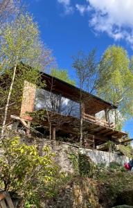 Domek nad jeziorem w górach