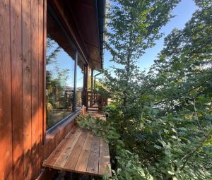 Domek nad jeziorem w górach