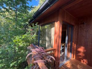 Domek nad jeziorem w górach