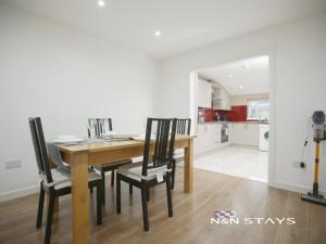 Pentre Place By N And N Stays, Contractor Friendly accommodation, Great disc for monthly stays, Close to Principality Stadium, Town Centre and Train Station, Parking and Fast Wifi