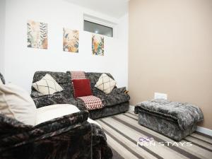 Pentre Place By N And N Stays, Contractor Friendly accommodation, Great disc for monthly stays, Close to Principality Stadium, Town Centre and Train Station, Parking and Fast Wifi