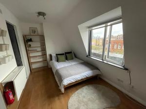 Bright studio close to Central London