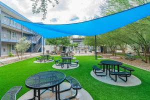 Sunlit 2BR-1BR-Studio Oasis, King Bed, Pool, Gym, Tub, BBQ grill, EV