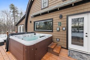NEW Modern Barrel Getaway HOT TUB & Game Room