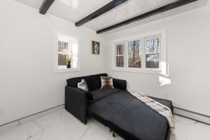 NEW Modern Barrel Getaway HOT TUB & Game Room