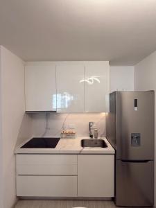 Moderno Apartamento Equipado en Los Palos Grandes - Caracas