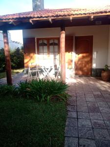 CASA con 3 habitaciones, 2 baños, cochera y patio a 100 metros del mar Durante ENERO y FEBRERO solo se alquila por un MÍNIMO de 7 días