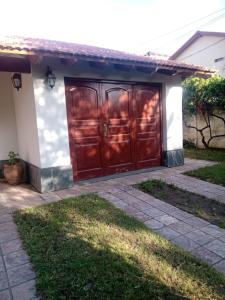 CASA con 3 habitaciones, 2 baños, cochera y patio a 100 metros del mar Durante ENERO y FEBRERO solo se alquila por un MÍNIMO de 7 días