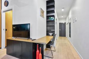 Quirky Retreat - A Charming 1BR in Trendy Collingwood