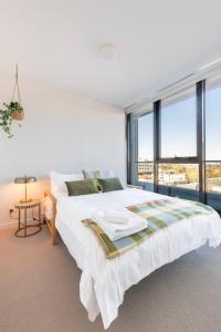 Wellness and Style - 2BR Apartment with Pool, Hot Tub and Gym