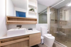 Wellness and Style - 2BR Apartment with Pool, Hot Tub and Gym