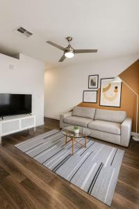 Boulevard Stays Modern Roosevelt 1BR Suite Pool & Gym Access