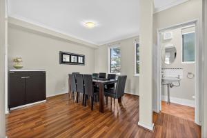 Serene 2-Bed Apartment by the Canal