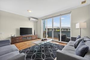 Serene 2-Bed Apartment by the Canal