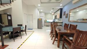 Ocean 25 Shamrock Beach Big Group 6 Bedroom 5 Bathroom with Pool