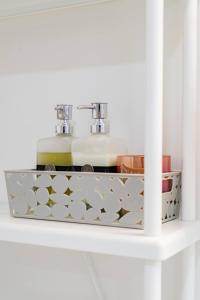 Modern Private 2 BR with 1 bath, 3 beds, West Van